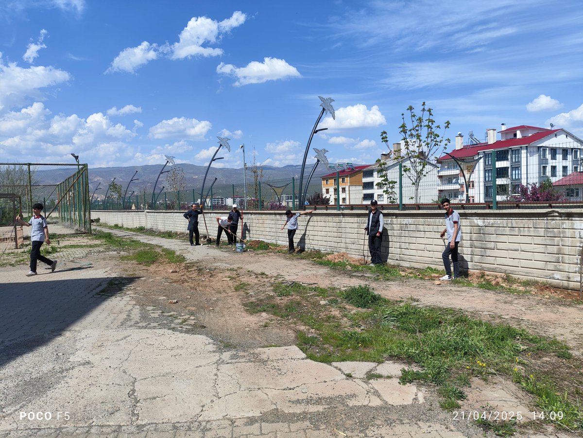 Bingöl Mesleki ve Teknik Anadolu Lisesi (@bingolmtal) on Twitter photo "Kıyametin koptuğunu görseniz de elinizdeki fidanı dikin."
Hz. Muhammed.
Değerler Eğitimi Kulübümüz tarafından çevre bilinci oluşturmak ve bahçemizi yeşillendirmek için fidan dikimi yapıldı.
<a href="/ahusta07/">Dr. Ahmet Hamdi USTA</a>
<a href="/MustafaOzel66/">Mustafa Özel</a>
<a href="/Kadir_Cintay12/">Kadir Çintay</a>
<a href="/halukcakan12/">HALUK ÇAKAN</a>
<a href="/yusuf_tokus/">Yusuf TOKUŞ</a>
<a href="/Ahmetrsm/">Ahmet AŞAR</a> "Kıyametin koptuğunu görseniz de elinizdeki fidanı dikin."
Hz. Muhammed.
Değerler Eğitimi Kulübümüz tarafından çevre bilinci oluşturmak ve bahçemizi yeşillendirmek için fidan dikimi yapıldı.
<a href="/ahusta07/">Dr. Ahmet Hamdi USTA</a>
<a href="/MustafaOzel66/">Mustafa Özel</a>
<a href="/Kadir_Cintay12/">Kadir Çintay</a>
<a href="/halukcakan12/">HALUK ÇAKAN</a>
<a href="/yusuf_tokus/">Yusuf TOKUŞ</a>
<a href="/Ahmetrsm/">Ahmet AŞAR</a>