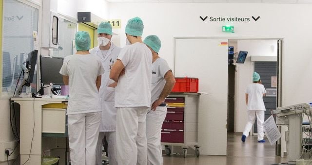 Les internes travaillent 58 heures par semaines en moyenne, 75 heures pour les internes en chirurgie et ce pour moins que le smic horaire.
L’un d’entre eux se suicide tous les 18 jours, 3 fois la moyenne nationale.
Ils tiennent les hôpitaux à bout de bras, le jour, la nuit.