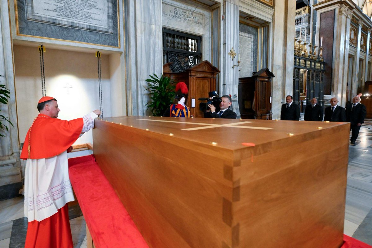 vaticannews_it's tweet photo. A Santa Maria Maggiore il rito di tumulazione del feretro di #PapaFrancesco

Alle ore 13 ha avuto inizio il rito, presieduto dal cardinale camerlengo Joseph Kevin Farrell, alla presenza anche dei familiari del Papa defunto https://t.co/TNhpaizpn3