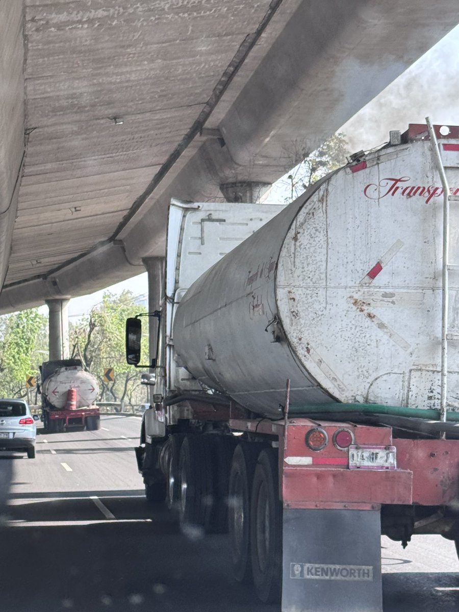 Otra vez camiones de carga en carriles centrales de periférico, causantes de accidentes <a href="/LaSEMOVI/">Secretaría de Movilidad CDMX</a> <a href="/SSC_CDMX/">SSC CDMX</a>