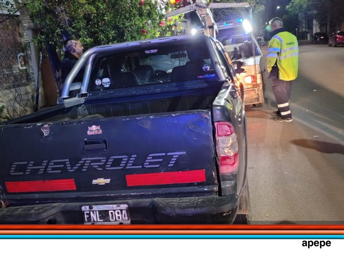 MANEJABA TOMANDO ALCOHOL Y LE RETUVIERON EL AUTO

Ocurrió alrededor de las 4.50 en Sarmiento y 12 de Octubre.

A través de un llamado proveniente del Centro Único de Monitoreo de detectó al conductor de una camioneta Chevrolet el cual presuntamente estaba bebiendo al volante.