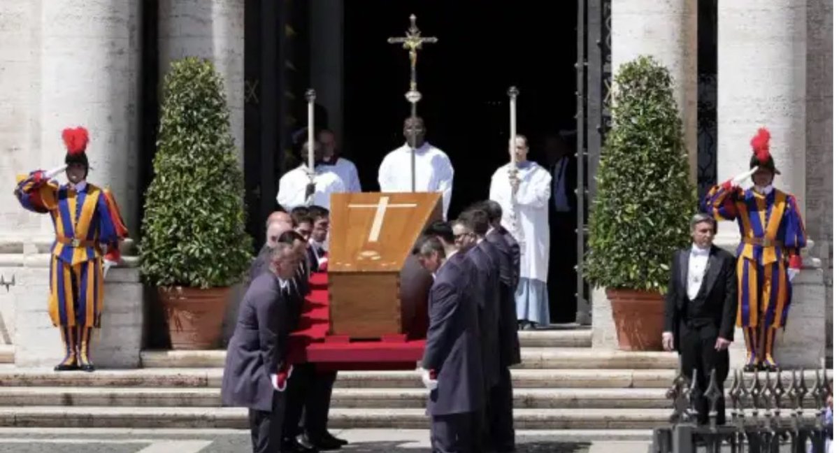 El Papa Francisco fue enterrado en la Basílica de Santa María la Mayor, lugar que el mismo eligió en su testamento.  
Siguiendo su última voluntad, los restos del pontífice fueron llevados en un ataúd sencillo, sin ninguna decoración particular y su nombre en latín "FRANCISCUS".