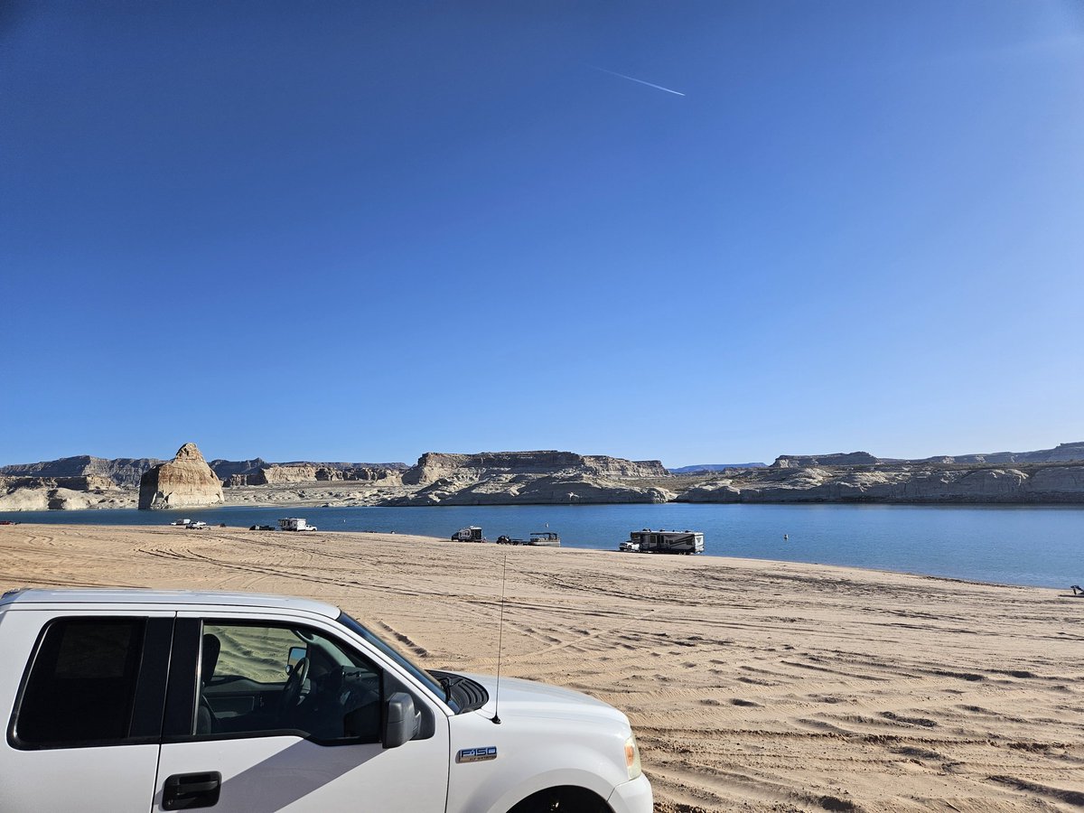 Lifegoal accomplished! Nothing better than to sit at Lake Powell (Lake Silencio) and read #AlexKingston 's book "The Ruby's Curse" from #DrWho ❤️