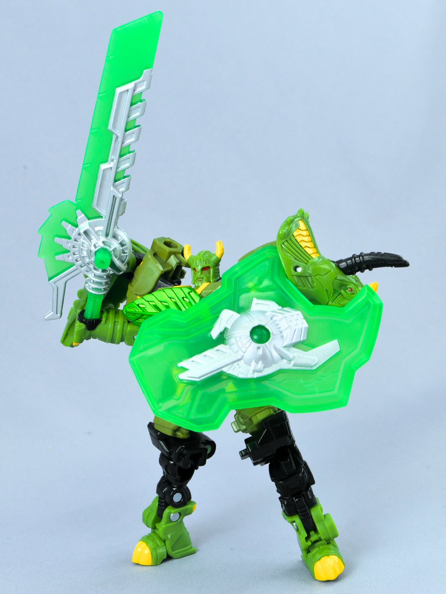 tagoal's tweet image. 今回のワイルドキング販促アイテム、エナジーウェポン。
13年前のFOCグリムロックの武器の色違いですなー。
ヤマダがフレイム（赤）、ジョーシン・ビックがグラス（緑）、ヨドバシがアクア（青）、ザらスがライトニング(黄)。…