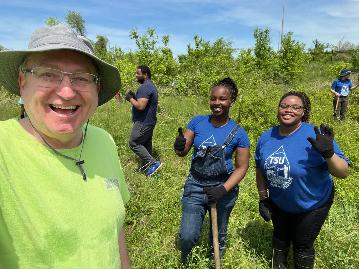 Earth Day at TSU was a hoot as Dr. Tom Byl took his Ag Science 3540 class on a journey inside and outside of the classroom. The day kicked off with a discussion on art and nature led by Byl and veteran musician Dave Coleman and continued to the wetlands for a clean up! 🌱