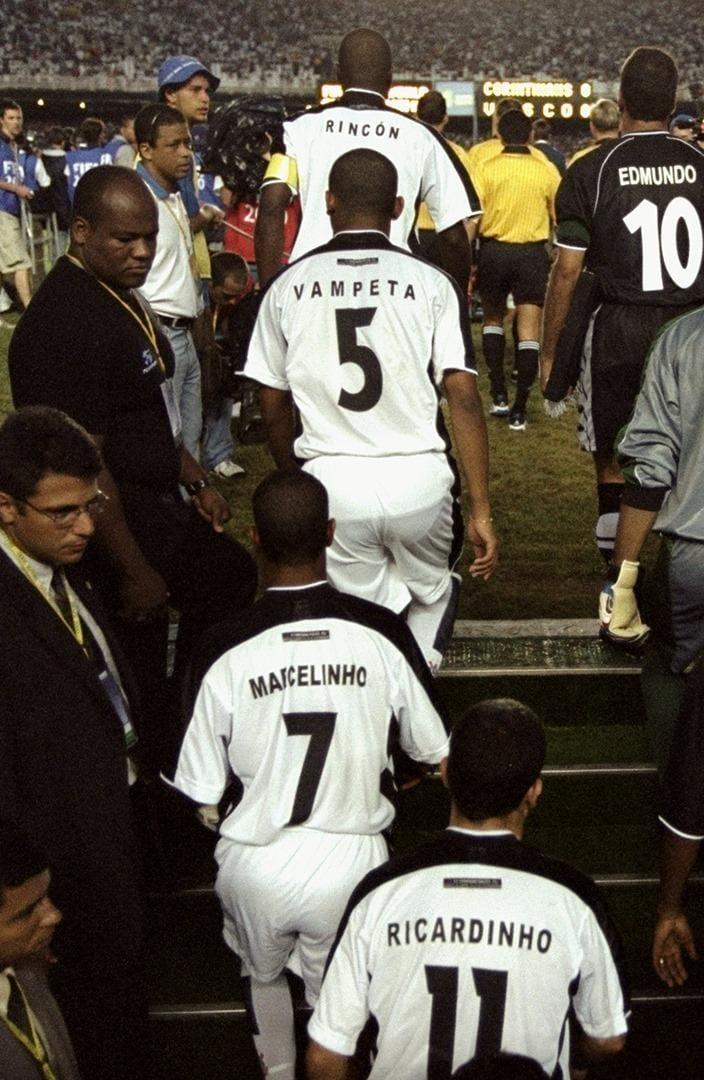 luanaraujo90's tweet photo. Rincón, Vampeta, Marcelinho e Ricardinho.

A melhor linha média que um clube brasileiro já viu entrando no gramado do Maracanã para sua última exibição. https://t.co/sZikKhtHmG