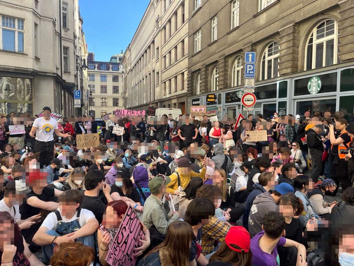 Neuvěřitelný triumf. Série blokád naprosto přečíslila a takticky překonala klerikální Hnutí "pro život", které v 17 hodin potupně ukončilo akci daleko před cílem. Na Václaváku a v ulicích slaví a skandují stovky antifašistek*ů.

Neprošli! Obří díky všem, jsme strašně dojaté*í!