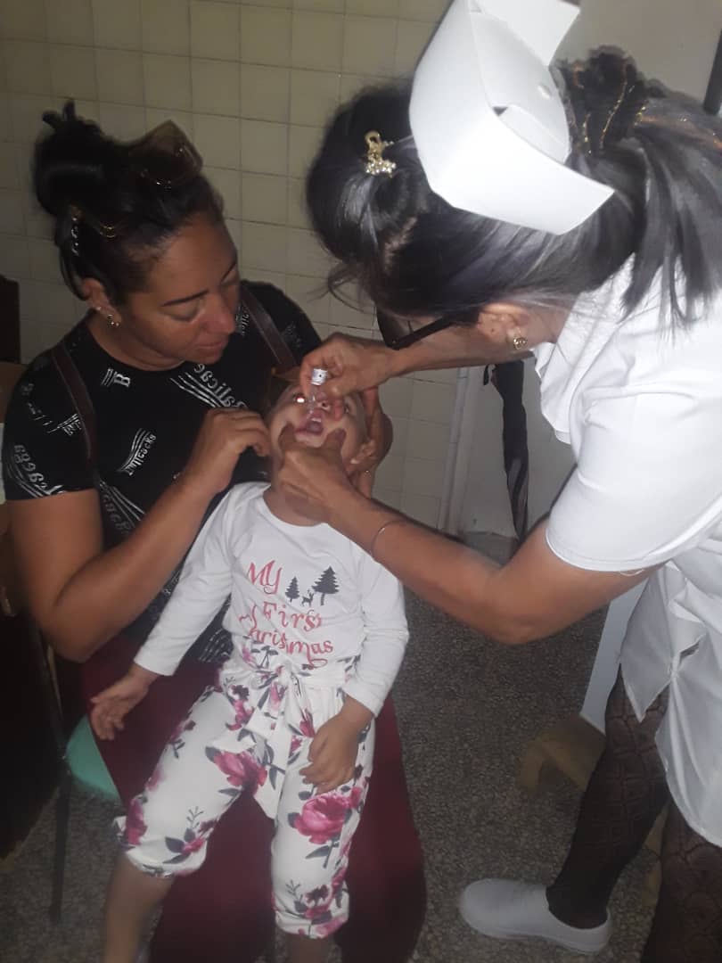 IrinaMirka1816's tweet photo. 64 Campaña de Vacunación Antipoliomielítica Oral Bivalente ha vacunado a casi medio millón de niños en #Cuba forma parte de nuestra política de máxima atención a la niñez para garantizar su derecho a la vida y su crecimiento y desarrollo en entorno saludable. https://t.co/ZseM8Hkrav