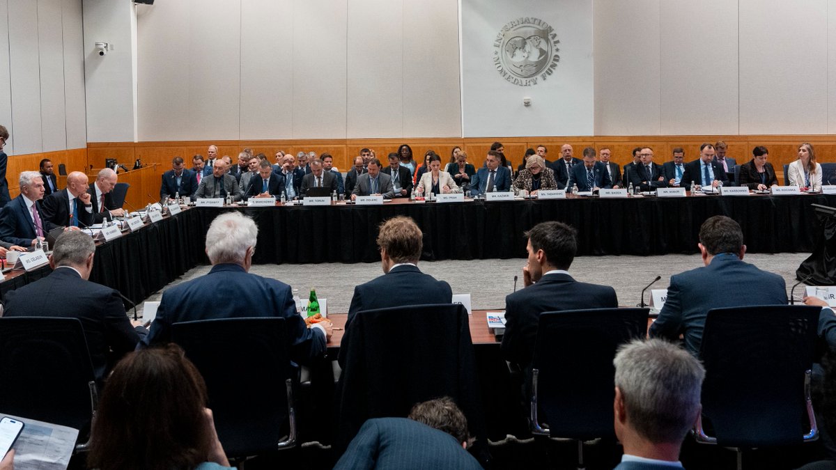 Alfred Kammer met with central banks governors, finance ministers and senior officials from Central, Eastern and Southeastern European countries for their traditional #IMFmeetings breakfast. They discussed policies to strengthen resilience and raise growth.