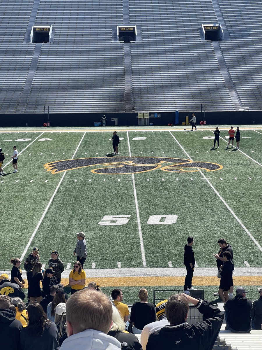 toddfunk82's tweet photo. 🖤🏈💛 https://t.co/xBqnbhtIf5