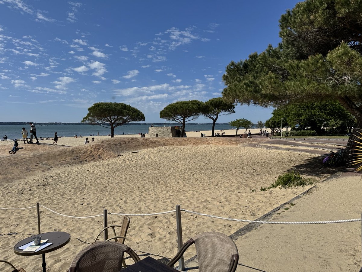 Le beau temps est revenu sur le ⁦<a href="/BassinArcachon/">Bassin d'arcachon</a>⁩ et quoi de mieux que déguster des huîtres et se balader le long de la @plagePereire, notre lieu préféré 🤩💙 !!!!