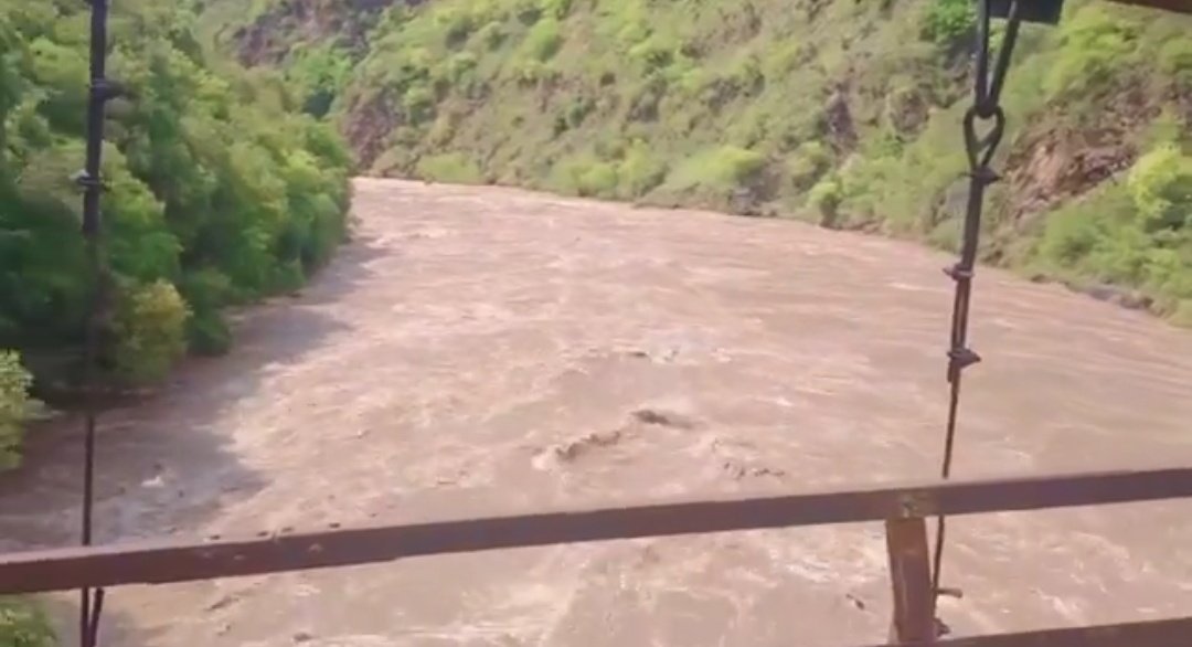 आपकी अगली चाल हमेशा ऐसी होनी चाहिए जो कि आपका दुश्मन कभी भी उसका अंदाज़ा न लगा पाए।

पाकिस्तान पानी रोके जाने का वेट कर रहा था मगर भारत ने झेलम में ज़्यादा पानी छोड़कर पाकिस्तान को चौंका दिया,

जो पाकिस्तान सूखा की उम्मीद लगाए बैठा था उसे अचानक से बाढ़ दे दी,

असल में ऐसी ही