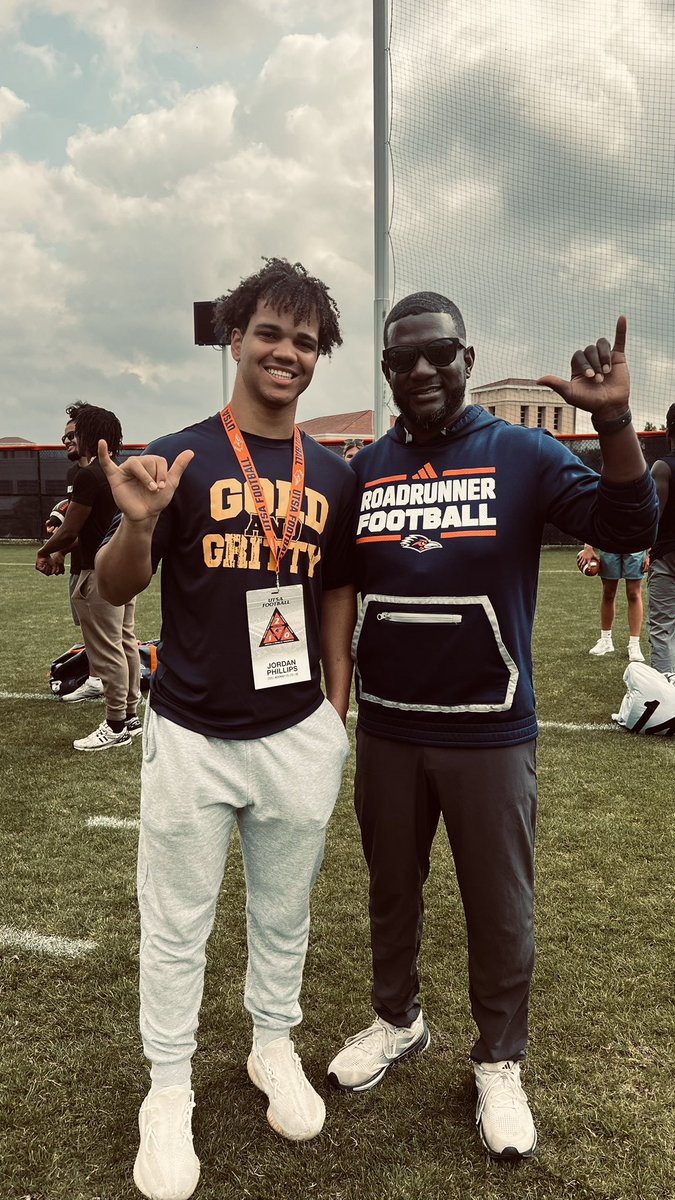 JordnPhillips's tweet image. Had a GREAT time @UTSAFTBL spring practice talking to and meeting coaches .Thank you for the hospitality . @CoachLeonardTX @CoachNickOlvera @hunter_walling @Coach_DrP @CoachBurkeJ @coachjordan03 @DamianDevon @coachpspeed @Marchen44 #BirdsUp 🤙🏽 #210TriangleOfToughness