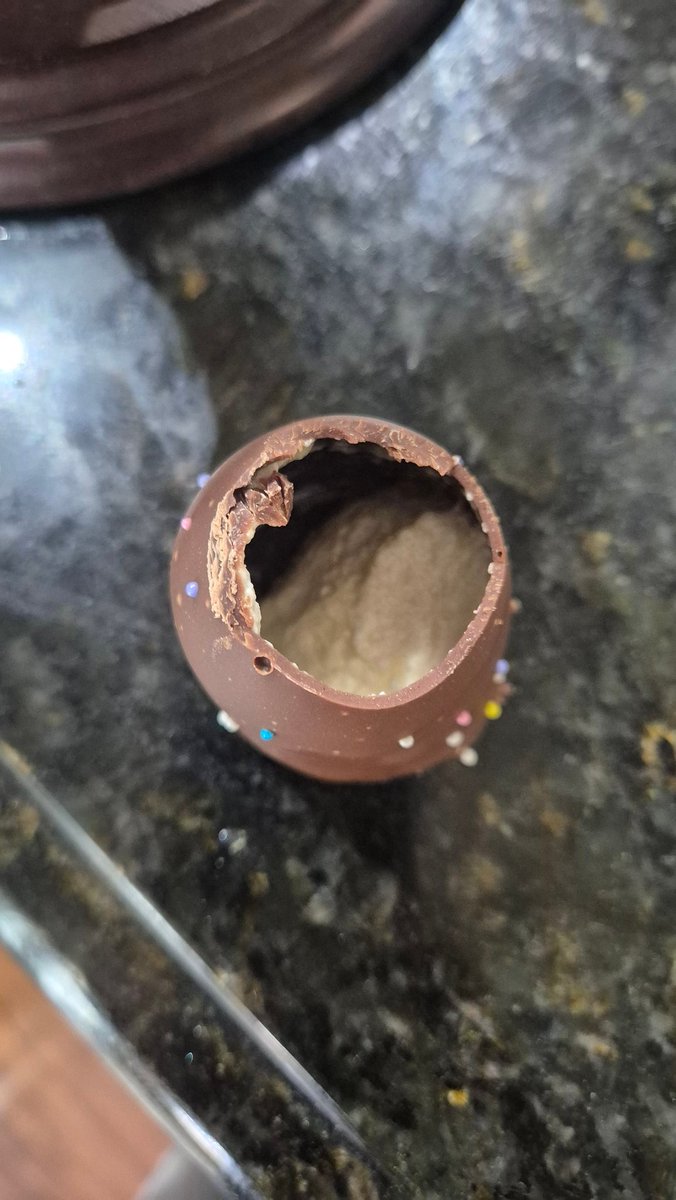 ceincanadaa's tweet photo. Comprei o Monte Bello Marshmallow da @cacaushow e olha como vieram os 3 da caixinha. O Marshmallow por dentro parece um açúcar velho. Esse é o novo padrão de qualidade dos produtos da Cacau Show? Absurdo. #cacaushowmaqualidade https://t.co/gPrU08Ue53