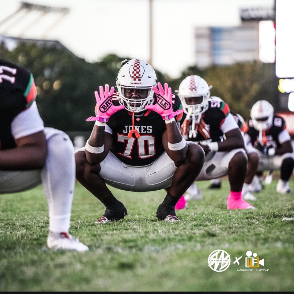 Turning my dreams to reality this it not over yet <a href="/JonesHSFootball/">Jones Tigers Football</a>  #may23springgame🎯
#70