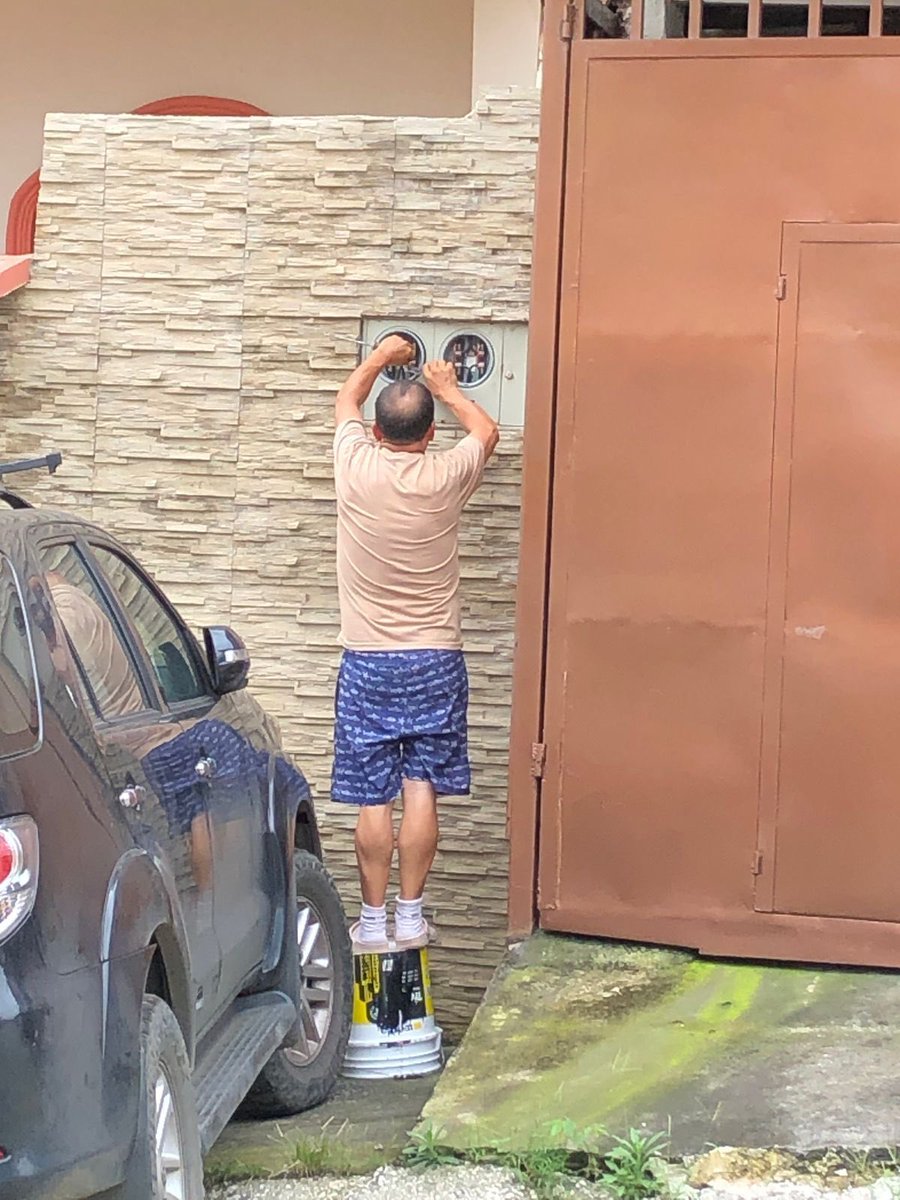 Cindyta_Sweet's tweet photo. @CNEL_EP
¿Hasta cuándo la complicidad con el hurto de energía?
Cdla. Bellavista Este (atrás UCSG), Mz.21/V.12, una familia robando energía SIN MEDIDOR
¡Se han ingresado reclamos por la APP de CNEL y NO HACEN NADA!
Exigimos RESPETO
#Guayaquil 
#CNEL_EP 
@CNEL_EP @servicioscnelep https://t.co/NRgEJUTLDc