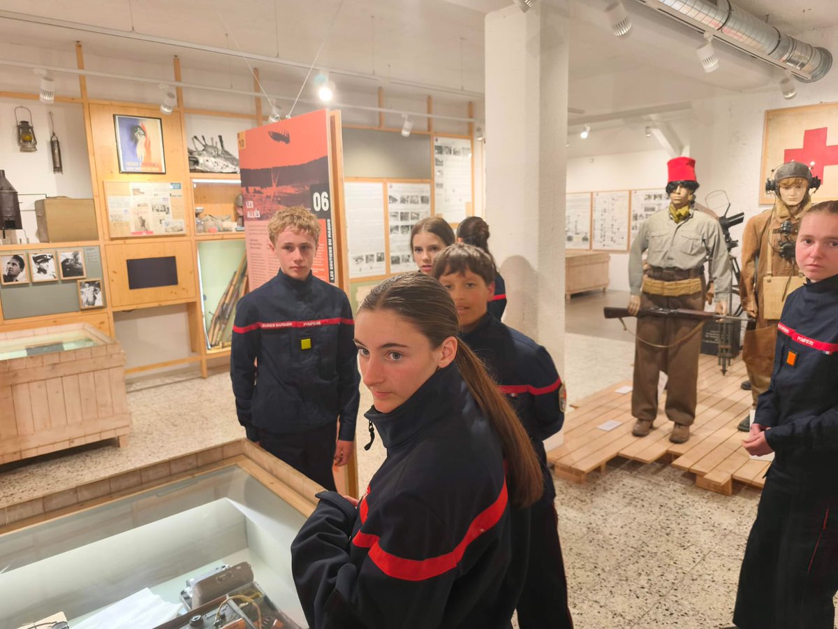 sdis84's tweet photo. 80 ans de la libération: 20 de nos #jeunessapeurspompiers vauclusiens issus des écoles de #Bollene, #Carpentras et #Pertuis, ont participé à une journée sur le devoir de mémoire ds le Vercors organisée par le #Sdis84,  @udsp84 et @ONM84168839. Cérémonies et musées au programme. https://t.co/4g3TS7GbuA