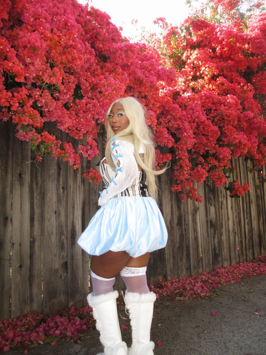 𝒟𝒾𝓏𝓏𝓎 will be out this Friday!! 🌀🤍 Presave below if you haven’t already :) </3 

ffm.to/dizzy-robynl