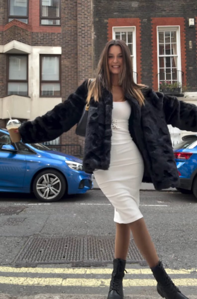 alwaysbrug's tweet image. ela está tão feliz 🤏🏻