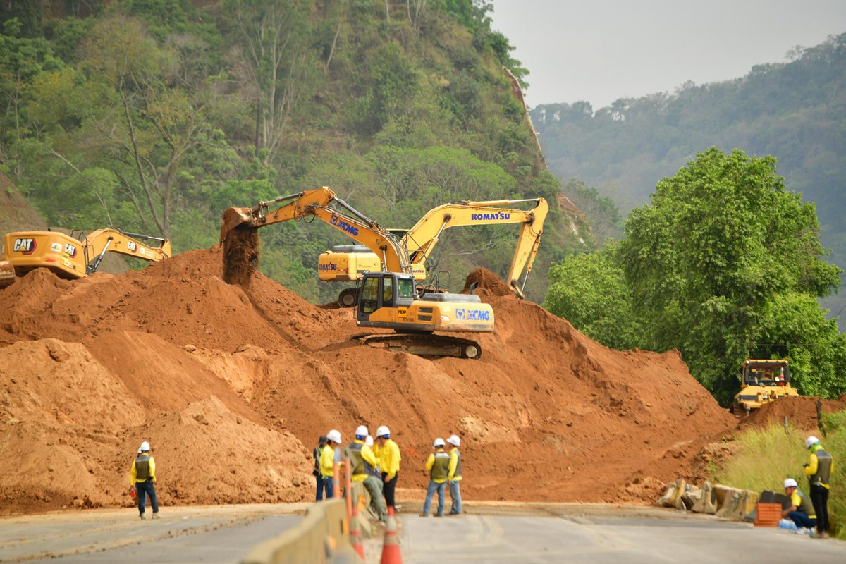ObrasPublicasSV's tweet photo. Trabajamos en el sector de Los Chorros, retirando un deslizamiento de tierra. https://t.co/Hbe6TdivIq