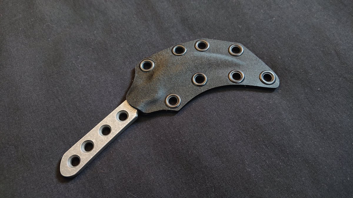 CaptainKnives's tweet photo. 【ポケットリーパー】
全長：145mm
刃渡：70mm
刃厚：5mm
鋼材：440C
黒染めストーンウォッシュ、カイデックスシース。
本格ホークビルスカルペル。順手でも逆手でも使えます。
送料別17500円 https://t.co/QbifuASk6d