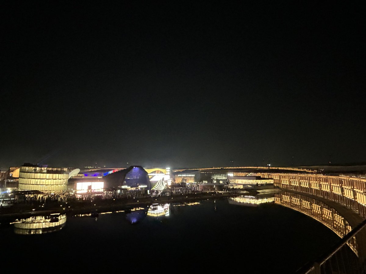 万博の夜景が美しすぎた。
大屋根リングから見た水鏡のパビリオンに感動しました。

#大阪・関西万博 
#EXPO2025