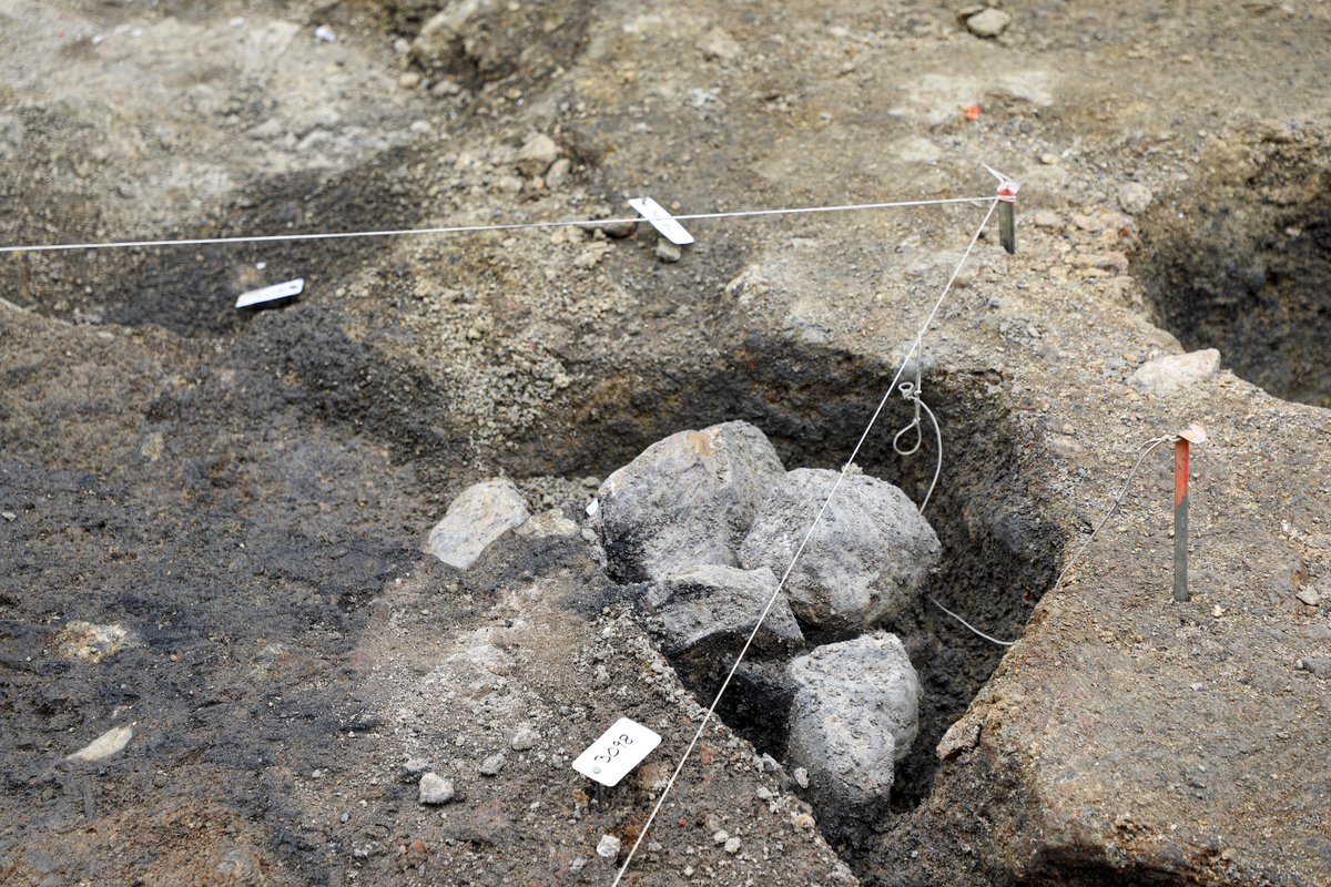 📌 | Des visites des fouilles archéologiques réalisées dans le cadre du chantier de réaménagement de la place des Bancs étaient proposées aujourd’hui.
✅ <a href="/eveha_archeo/">Éveha</a>, le bureau d’études archéologiques en charge des fouilles, a pu ainsi présenter ses travaux au public.