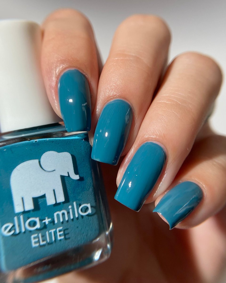 ellamila's tweet image. Yacht Club: yay or nay? 💙 #ellamila #bluenails #springnails @gaby_polish
