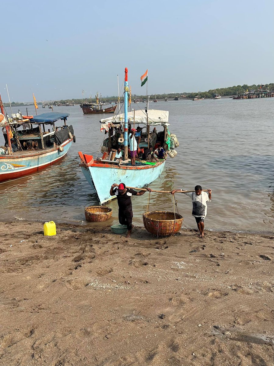 Proud moment for #DriedFishMatters!
Researcher Mohammad Anas Khan won 1 Winner + 2 Runner-Up awards at <a href="/uwinnipeg/">UWinnipeg</a> 2025 #ResearchInFocus competition.
His fieldwork photos capture the social economy of dried fish in Valsad, Gujarat - India. Congrats, Anas!