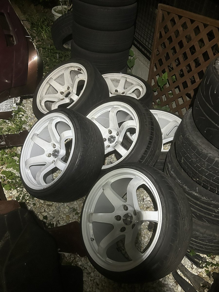 車タイヤ4個やけど爆笑