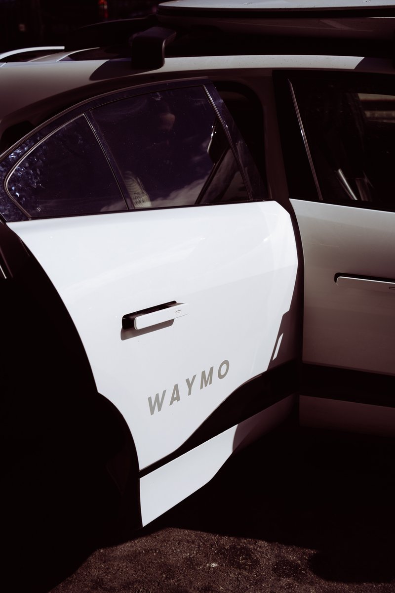 Allow us to open the door to the future! Our partnership with Waymo includes revolutionary rides and a relaxing stay in our cozy accommodations. 

Follow the roads to SF: bit.ly/3CfbNXD