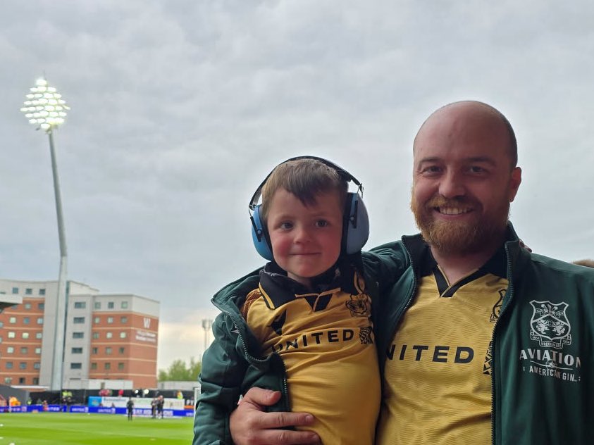 RaychullBe's tweet image. Last home match of the season, we are 1☝🏼win away from going ⬆️ and the lucky charm (Jasper) is in his seat! C’mon lads ⚽️ @dubd4n #WrexhamAFC #WxmAFC @Wrexham_AFC @RobRyanRed @fearlessidzine @VancityReynolds @RMcElhenney