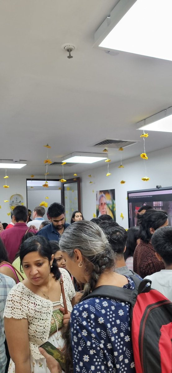 IndiaEmbCol's tweet photo. La Embajada de 🇨🇴 en 🇮🇳 se sumó al #DíaE del @ICNuevaDelhi vistiendo Macondo, en homenaje al Nobel Gabriel García Márquez y su inmortal #CienAñosDeSoledad. También presentó la palabra colombiana ‘sumercé’. 🌴📚 ¡Vive la magia de las mariposas amarillas en Delhi! https://t.co/cK3XbVbBQQ