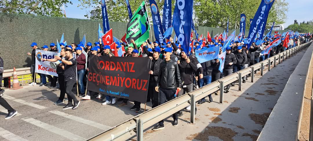 TÜPRAŞ işçileri; emeğine, ekmeğine ve geleceğine sahip çıkıyor. Alın terinin karşılığını almak en temel haktır. TÜPRAŞ işçilerinin haklı taleplerine kulak verin! #tüprasiscisidireniyor