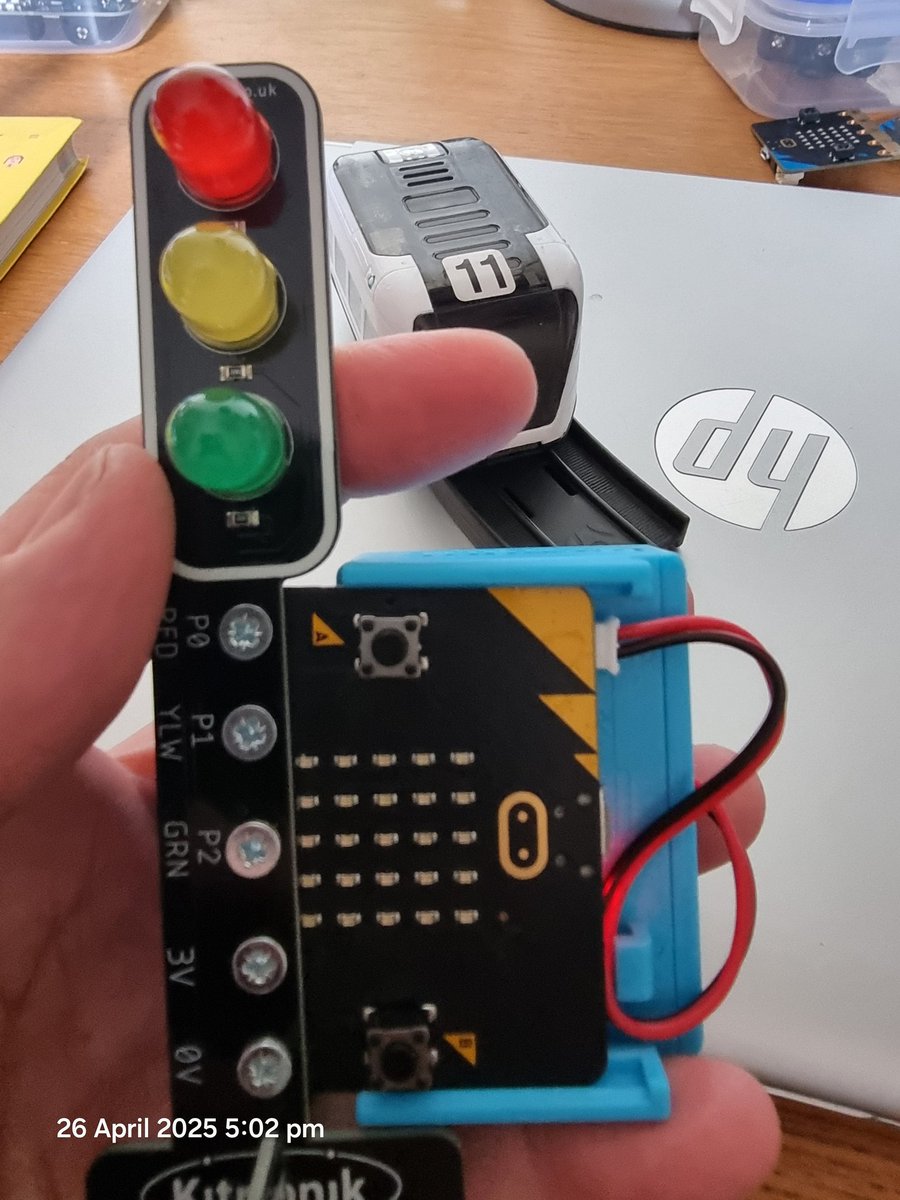 TsuiAllen's tweet image. Do you mean like this? The #CHARGE rechargeable battery pack for @microbit_edu is a perfect complement for the @Kitronik #STOPBit programmable traffic light tp go with the @intelino #SmartTrain