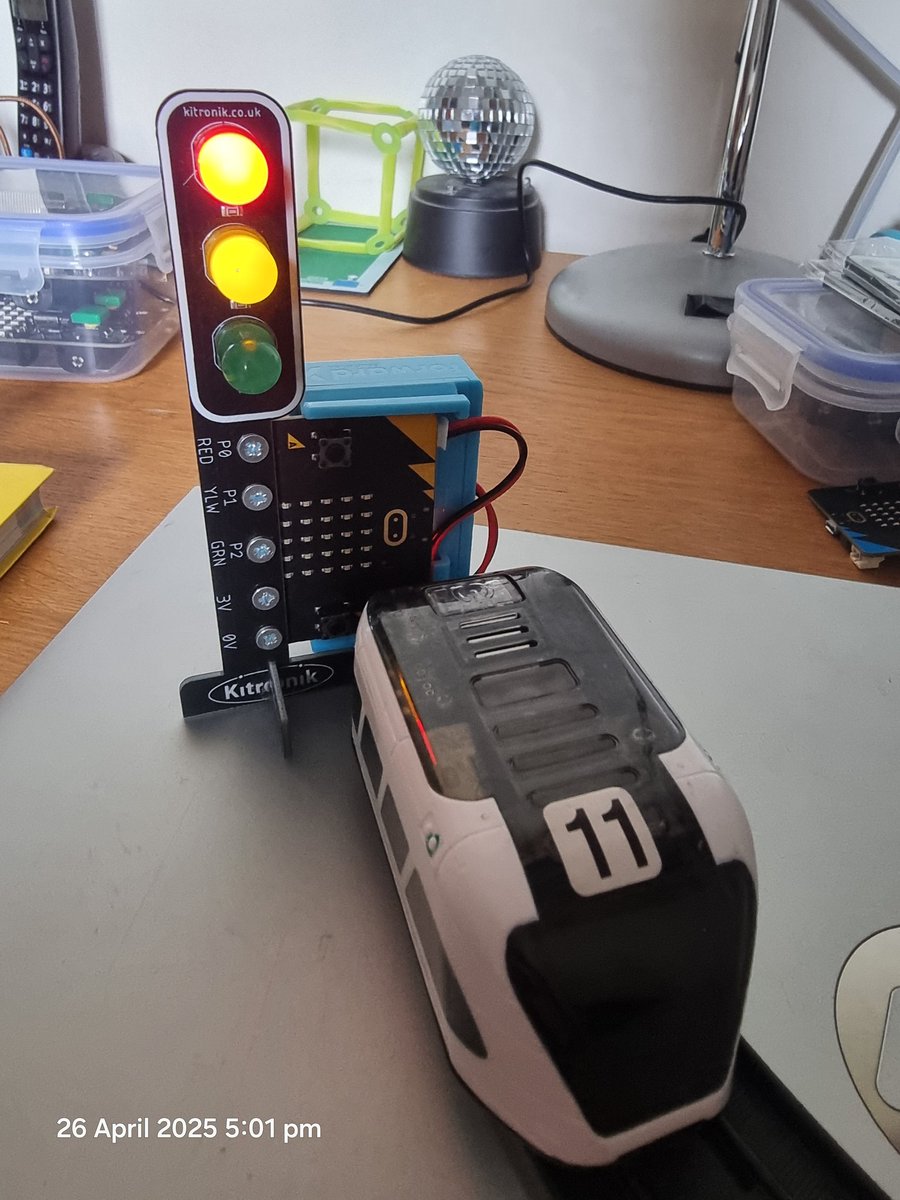 TsuiAllen's tweet image. Do you mean like this? The #CHARGE rechargeable battery pack for @microbit_edu is a perfect complement for the @Kitronik #STOPBit programmable traffic light tp go with the @intelino #SmartTrain