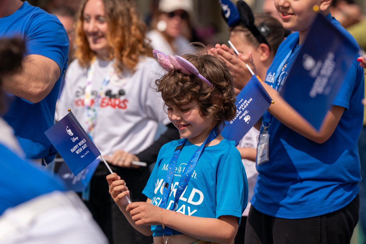 DLPNews's tweet photo. Des invités spéciaux se sont joints à Minnie sur Main Street, U.S.A ! 30 enfants de @MakeAWishIntl ont eu la chance de défiler au rythme de sa fanfare qui réinterprète les grands classiques Disney mais aussi les nouveaux hits d’aujourd’hui
#DisneyWeekOfWishes https://t.co/g9aLiwTJvy