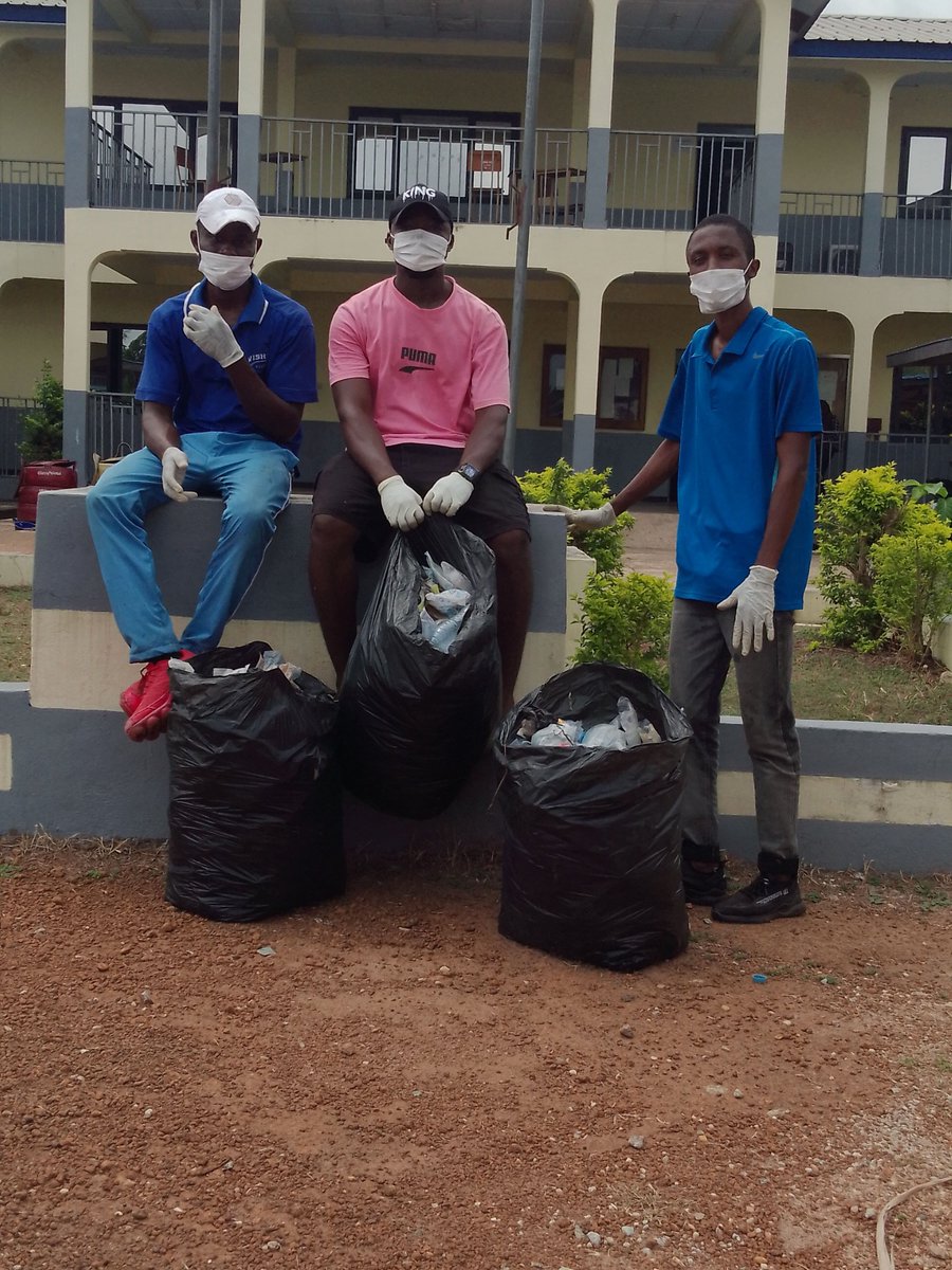 Dearplasticsl's tweet photo. At the end of the exercise, a group photo was taken in front of the Law Department building at the University of Makeni (UniMak), Yoni Campus. We would like to see our institution, Makeni City, and Sierra Leone free of plastic litter. https://t.co/vj8rcIXCPT