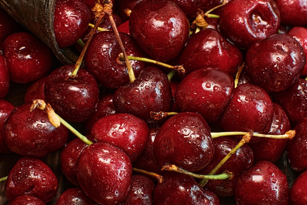 WellnessWayLife's tweet photo. Cherries = sweet powerhouses! 🍒 Packed with antioxidants, they fight inflammation, boost heart health, enhance endurance, and even help you sleep better. Snack smart! #HealthTips https://t.co/4DkeubANpw