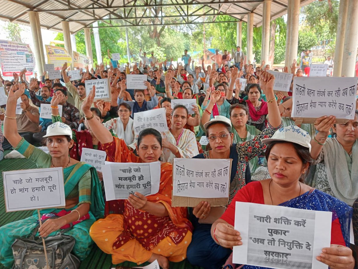RavidasShyamlal's tweet photo. 7 साल से MP में शिक्षक भर्ती का 'वनवास' जारी! भाजपा सरकार का नया नारा: 'पढ़ाई छोड़ो, इंतजार करो!' 🤔 शिक्षकों का भविष्य अधर में, लेकिन वोट मांगने का टाइम फिक्स!
#शिक्षक_भर्ती_2018 #MPTeacherRecruitment #BJPFailsMp https://t.co/4g4SBz4u5O