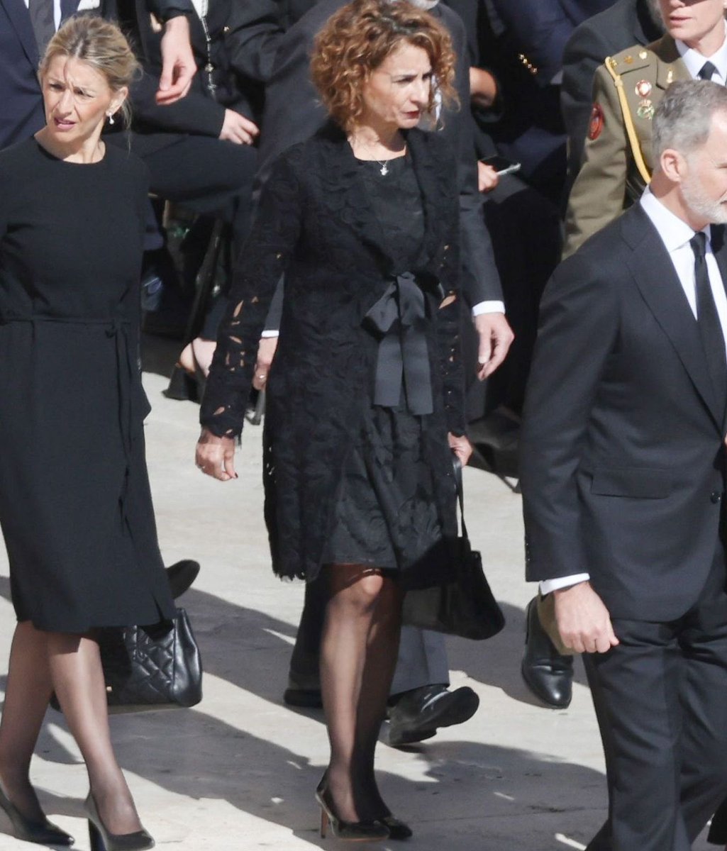 Capitana_espana's tweet photo. ¿Alguien le ha explicado a María Jesús Montero que los labios rojos y el vestido por encima de la rodilla son para el parador de Teruel, no para el funeral de un Papa en el Vaticano? https://t.co/4rGc6i1sSG