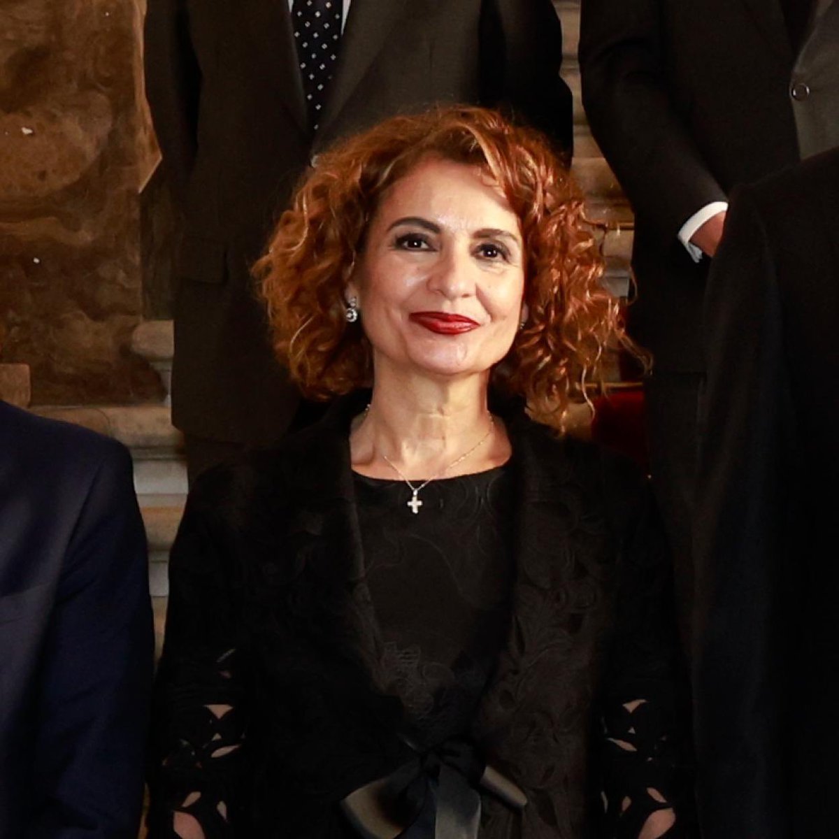 Capitana_espana's tweet photo. ¿Alguien le ha explicado a María Jesús Montero que los labios rojos y el vestido por encima de la rodilla son para el parador de Teruel, no para el funeral de un Papa en el Vaticano? https://t.co/4rGc6i1sSG