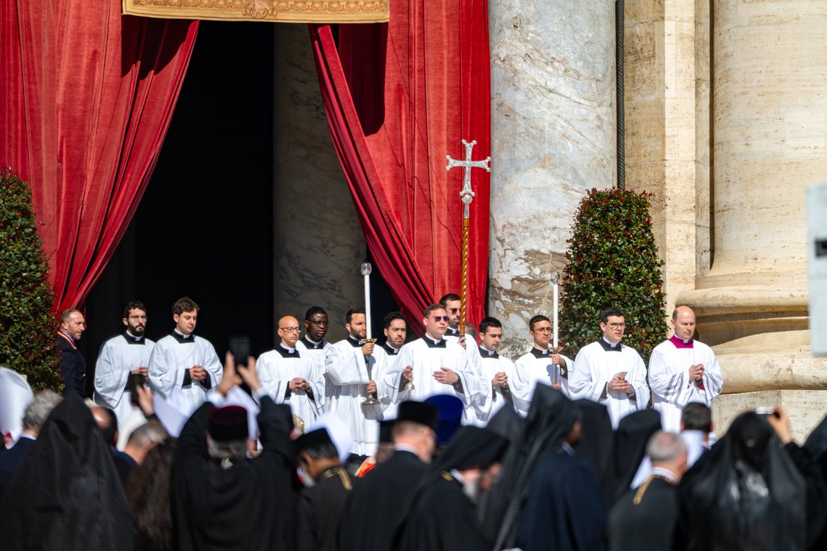 Today, alongside many others, #GGSimon honoured the life of His Holiness Pope Francis in St. Peter’s Square.

His gift for bringing people together was evident and cherished, one last time.