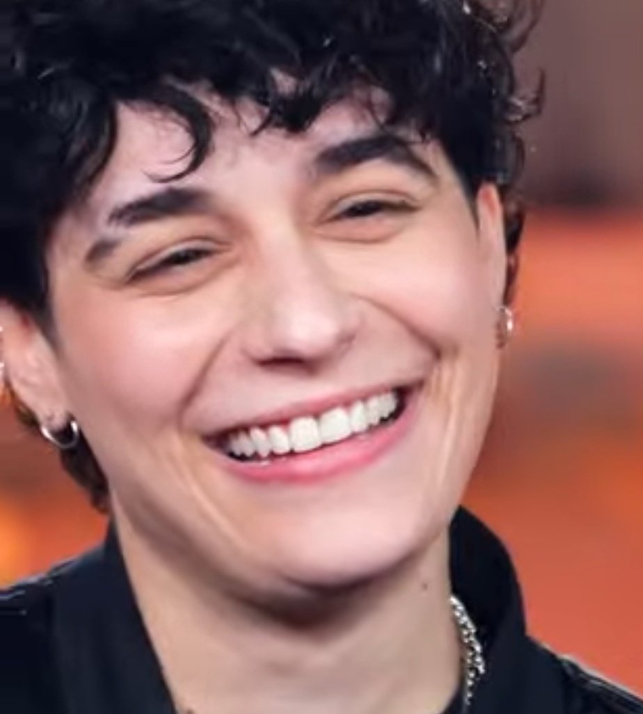 civuolecuore_'s tweet photo. "senza davanti al mio nome è qualcosa che non toglie ma aggiunge solo" 
"perché cancellare il colore degli altri? preferisco vedere le sfumature di tutti" 
"sono orgogliosa anche di aver pianto perché non bisogna vergognarsi di questo"
#senzacri 🫂 https://t.co/VL2K59xhBX