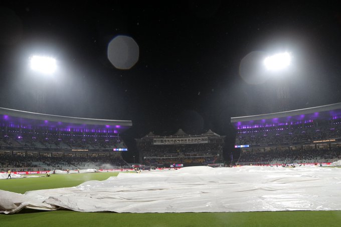 Play interrupted due to bad weather. 🌧 