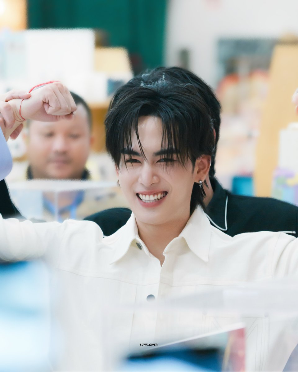 ismysunflowerrr's tweet image. 250425 - ทำอะไรก็ได้ ทำตามใจ ~ 🖤🤍

PERTHSANTA AT COMMAAND
#CommaAndxPerthSanta
#CommaAndBeYourOwnMuse
#PerthSanta #เพิร์ธแซนตัา 
#PerthTanapon #Santapp