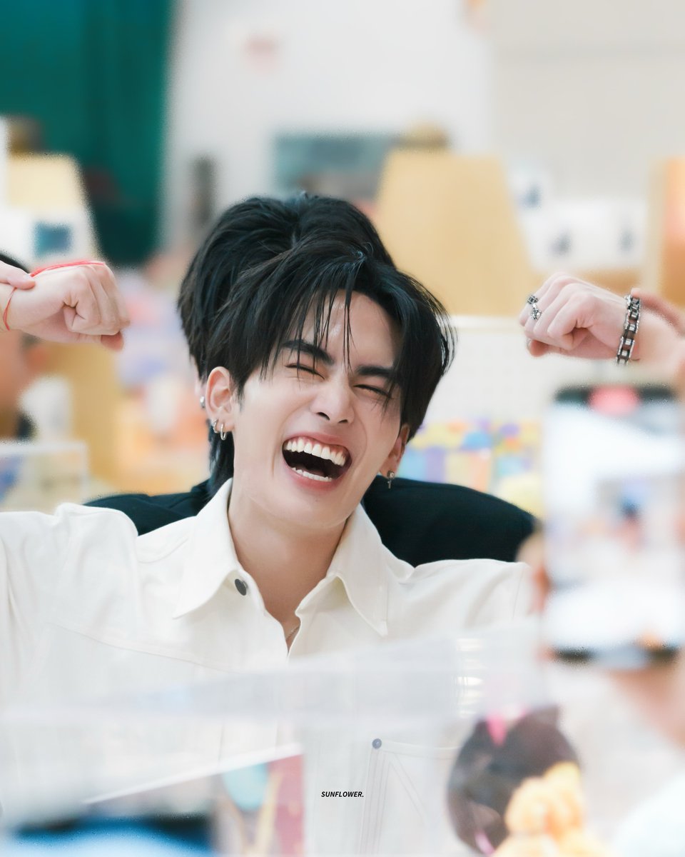 ismysunflowerrr's tweet image. 250425 - ทำอะไรก็ได้ ทำตามใจ ~ 🖤🤍

PERTHSANTA AT COMMAAND
#CommaAndxPerthSanta
#CommaAndBeYourOwnMuse
#PerthSanta #เพิร์ธแซนตัา 
#PerthTanapon #Santapp