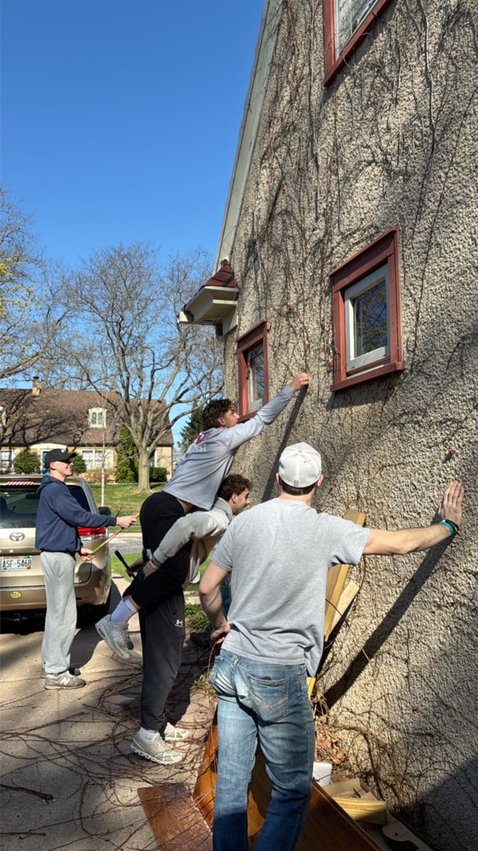 Volunteering for Neighbor Day, a success! 🦅🏈

#TheExperience #d3fb