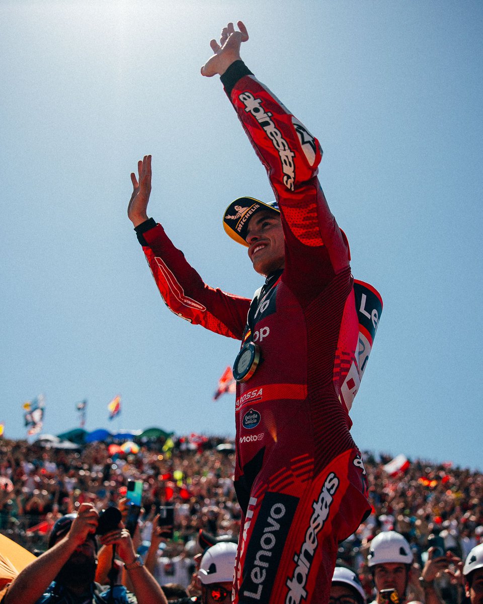 ducaticorse's tweet image. 💫No words needed 
➡️ 5 in a row 
🔥 What an amazing crowd! 

#ForzaDucati #DucatiLenovoTeam