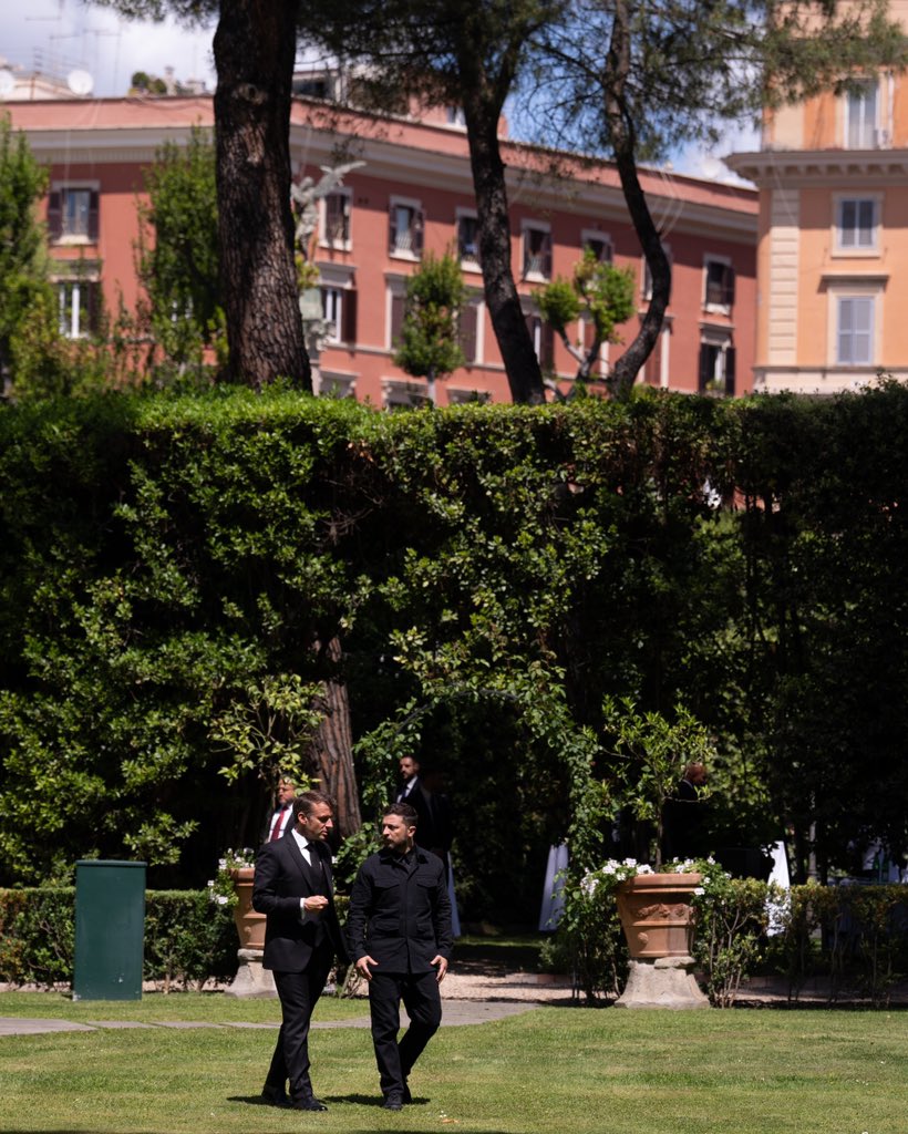 Emmanuel Macron (@emmanuelmacron) on Twitter photo Very positive exchange today with President <a href="/ZelenskyyUa/">Volodymyr Zelenskyy / Володимир Зеленський</a> in Rome.
Ending the war in Ukraine — this is the goal we share with President Trump.
Ukraine is ready for an unconditional ceasefire. President Zelensky reaffirmed it to me today. Very positive exchange today with President <a href="/ZelenskyyUa/">Volodymyr Zelenskyy / Володимир Зеленський</a> in Rome.
Ending the war in Ukraine — this is the goal we share with President Trump.
Ukraine is ready for an unconditional ceasefire. President Zelensky reaffirmed it to me today.